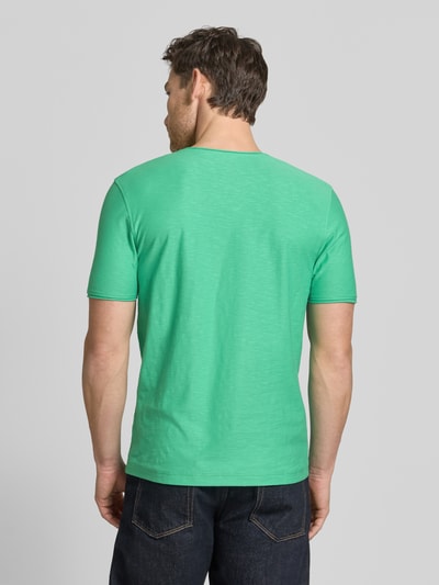 Männermodel trägt Regular Fit T-Shirt mit V-Ausschnitt von MCNEAL aus Reine Baumwolle in Grün, Rollsaum, Rückenlänge 70 cm, Ganzkörperansicht Rückansicht.