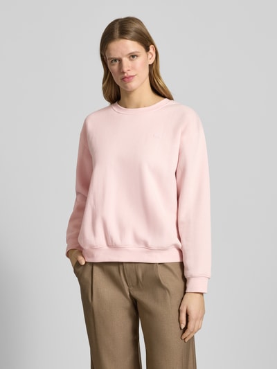 Frauenmodel trägt Sweatshirt mit gerippten Abschlüssen von Levi’s®, Baumwoll-Mix in Rosa, lockerer Schnitt, Nahaufnahme Oberkörper.