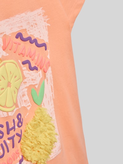 Mädchen trägt Loose Fit T-Shirt aus reiner Baumwolle von s.Oliver RED LABEL, unifarben, Artwork Print, Nahaufnahme Oberkörper