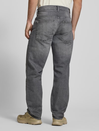 Męski model nosi Regular Fit Jeans mit Eingrifftaschen Modell 'ROCK' od Blend, bawełna-elastan, kolor szary, szerokość w rozmiarze 32/32: 46 cm, długość nogawki 82 cm, widok całej sylwetki z tyłu