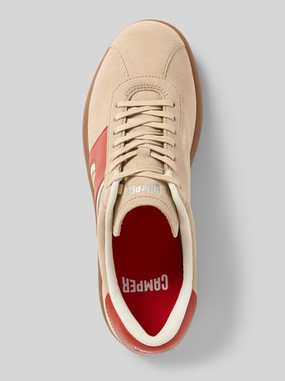 Productfoto, Sneaker aus echtem Leder Modell 'Soller' van Camper, beige met rode details, afgeronde pasvorm, logodetail, hakhoogte maat 44: 2 cm, schachthoogte maat 44: 8 cm, schachtbreedte maat 44: 12 cm