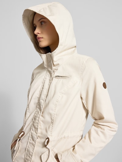 Frauenmodel trägt Regular Fit Parka mit Baumwoll-Anteil Modell 'LORCA' von ONLY, Optik: Unifarben, Canvas, Nahaufnahme Oberkörper.