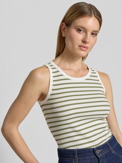 Vrouwenmodel draagt Regular Fit Tank Top uit katoenmix van s.Oliver RED LABEL, tweekleurige look, gestreept motief, fijnrib. Nahaufnahme Oberkörper.