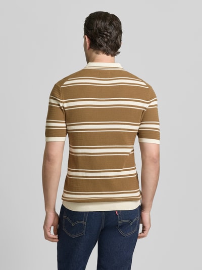 Männermodel trägt Slim Fit Poloshirt in Strick-Optik von MCNEAL in Braun mit weißen Streifen aus reiner Baumwolle, Ganzkörperansicht Rückansicht.