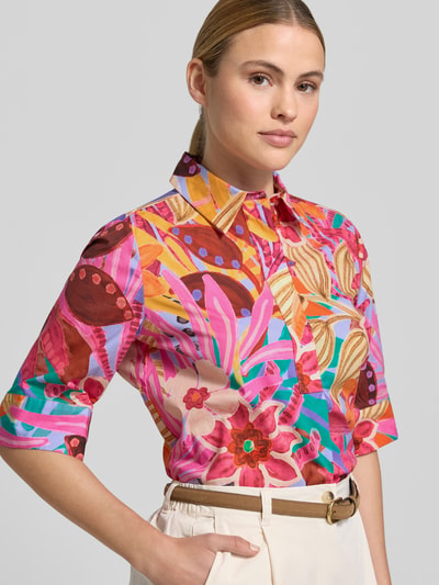 Frauenmodel trägt Bluse mit verdeckter Knopfleiste und 1/2-Arm von Milano Italy aus Baumwoll-Mix mit Stretch-Anteil, bunter Print, Nahaufnahme Oberkörper.