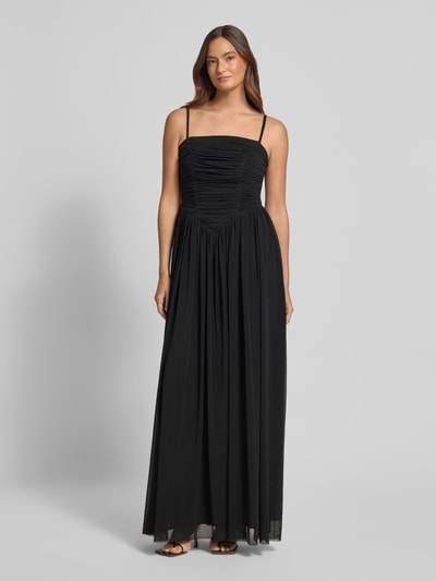 Modelka kobieca ma na sobie czarne wieczorowe 'Abendkleid mit Spaghettiträgern' od TROYDEN COLLECTION, krój dopasowany, mesh, marszczenia, suwak z tyłu, długość tyłu w rozmiarze 36: 137 cm, szerokość w rozmiarze 36: 36 cm, widok całej sylwetki z przodu.