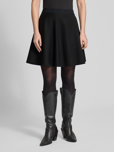 Frauenmodel trägt Ausgestellter Mini-Rock aus Viskose-Mix Modell 'VETIRA' von BOSS in Schwarz, taillierte Passform, Frill-Saum, unifarben, Ganzkörperansicht von vorne.