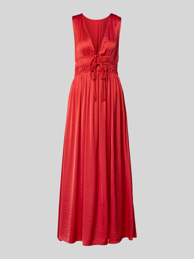 Produktfoto, Maxikleid mit tiefem V-Ausschnitt Modell 'Marja' von mbyM in leuchtendem Rot, fließender Stoff, taillierter Schnitt, glatte Textur