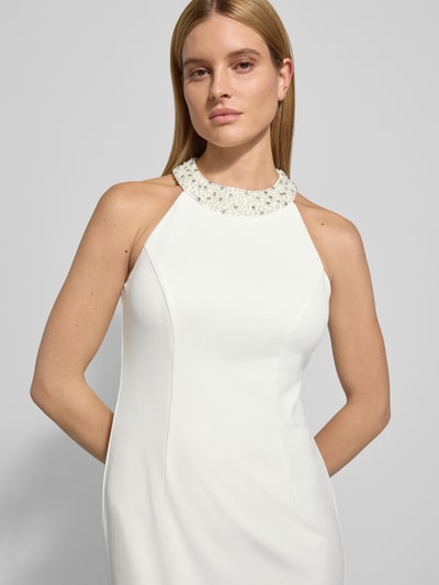 Vrouwenmodel draagt avondjurk met halter van Adrianna Papell, materiaalmix met stretch, getailleerd model, onderjurk, naadritssluiting, nahaufnahme bovenlichaam.