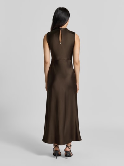 Frauenmodel trägt Cocktailkleid aus Satin mit Raffungen von Rinascimento in Braun, tailliert, ärmellos, glatte Textur, Ganzkörperansicht Rückansicht.