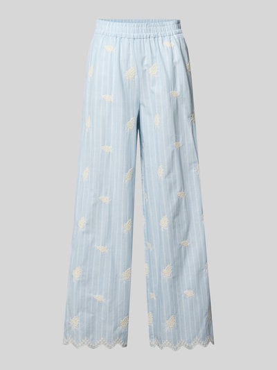 Produktfoto, Hose mit Stitchings und elastischem Bund Modell 'Leni' von OH APRIL aus Reine Baumwolle im Relaxed-Fit, hellblau mit weißen Streifen und Stitchings, sichtbare Innenbeinlänge 77 cm, Bundweite 38 cm bei Größe S