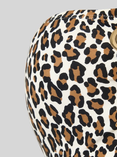 Frauenmodel trägt Badeanzug mit Schnürung Modell 'SMALL LEOPARD LACE UP ONE' von Michael Kors, Material-Mix mit Stretch-Anteil, Leoparden-Print, Nahaufnahme Oberkörper.