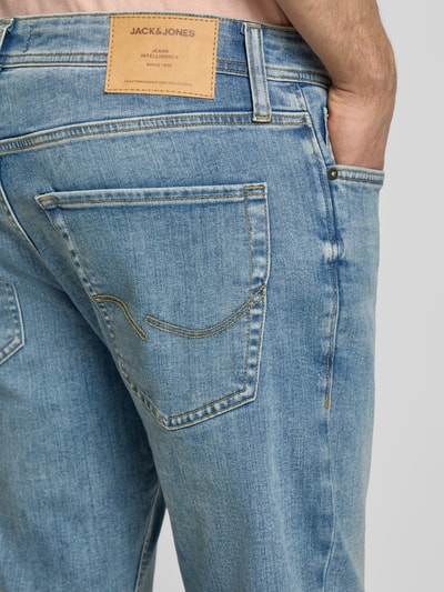 Männermodel trägt Slim Fit Jeans im 5-Pocket Design Modell 'Mike' von Jack & Jones in lichtblauw, detailopname achterzak, elastische katoenmix, knoop- en ritssluiting, context: heren jeans, taillewijdte 43 cm, binnenbeenlengte 77 cm.