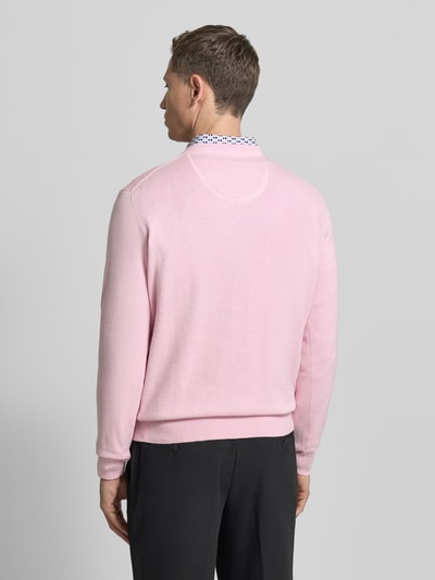 Männermodel trägt Strickpullover mit gerippten Abschlüssen von Fynch-Hatton in Rosa, Reine Baumwolle, Regular-Fit, Rückenlänge 66 cm, Ganzkörperansicht Rückansicht.