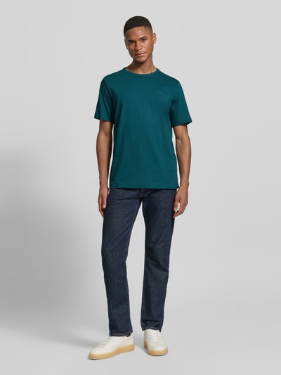 Męski model nosi Regular Fit T-Shirt aus reiner Baumwolle von Tom Tailor, melanżowa optyka, krój regular fit, krótkie rękawy, bawełna, widok całej sylwetki z przodu