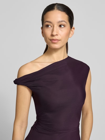 Kobiece modelka nosi Maxikleid im Off-Shoulder-Look Modell 'Violet Hanky' od Forever New, materiał z domieszką stretchu, kolor ciemnofioletowy, krój dopasowany, detal podkreślający ramiona, zbliżenie górnej części ciała, Nahaufnahme Oberkörper.