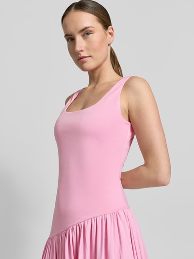 Kobiece modelka nosi Midikleid mit Karree-Ausschnitt von Little Mistress, różowy, mieszanka materiałów z dodatkiem streczu, podkreślająca figurę, asymetryczny krój, prostokątny dekolt, Szerokość w rozmiarze 36: 37 cm, długość tyłu w rozmiarze 36: 113 cm. Nahaufnahme górnej części ciała.