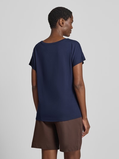 Frauenmodel trägt T-Shirt aus Viskose-Elasthan-Mix mit V-Ausschnitt von Christian Berg Woman, dunkelblau, glatte Textur, Ganzkörperansicht Rückansicht. Relaxed Fit, Kappärmel, Rückenlänge bei Größe S 63 cm.
