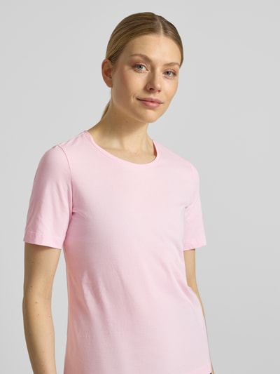 Frauenmodel trägt Damen T-Shirt mit Rundhalsausschnitt von Christian Berg Woman in Reine Baumwolle, Regular-Fit, 1/2-Arm, Rückenlänge bei Größe S 60 cm, zartrosa Farbe, glatte Textur, Nahaufnahme Oberkörper.
