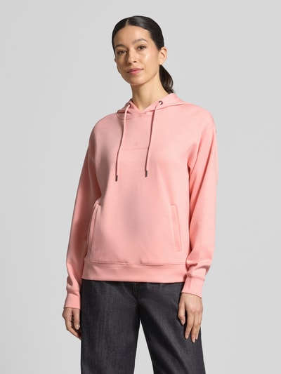 Kobiece modelka nosi różowy Hoodie z kapturem i tunelem MSCH Copenhagen, model 'IMA', prosty krój, kieszenie, widok z przodu, zdjęcie całej sylwetki.