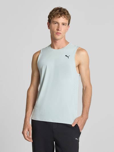 Männermodel trägt lichtblauw Regular fit sportshirt met logo- en motiefprint Regular Fit Sport-T-Shirt mit Logo-Print Modell 'PWRMODE' van PUMA Performance, Ganzkörperansicht von vorne