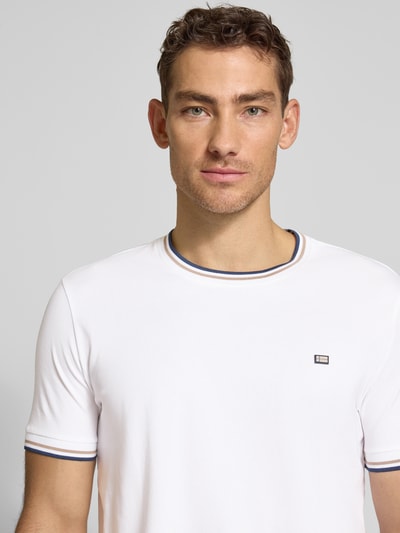 Männermodel trägt T-Shirt mit Kontraststreifen und Rundhalsausschnitt von Christian Berg Men aus Baumwoll-Elasthan-Mix, Regular-Fit, Nahaufnahme Oberkörper. Rückenlänge bei Größe M: 71 cm.