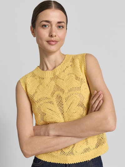 Modelka kobieca nosi Pullunder mit Rundhalsausschnitt von Jake*s Collection, czysta bawełna, krój regular fit, koronka szydełkowa, leniwy żółty kolor, długość tyłu w rozmiarze S: 48 cm. Zbliżenie na górną część ciała z przodu.