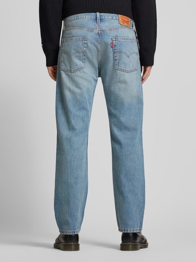 Mężczyzna nosi Straight Fit Jeans im 5-Pocket-Mix Modell 'Lead' od Levi's®, jasnoniebieska bawełna, szerokość w rozmiarze 32/32: 43 cm, długość nogawki: 77 cm, widok całej sylwetki z tyłu.
