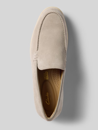 Produktfoto, Slipper aus beschichtetem Leder Modell 'Torford Easy' von Clarks in hellem Beige mit strukturierter Sohle, Größe 44, Ansicht von oben