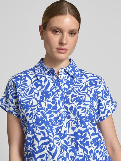 Frauenmodel trägt Bluse aus Leinen-Mix mit Eingrifftaschen von Betty Barclay in Blau-Weiß mit floralem Muster, Hemdblusenkragen, Knopfleiste, Regular-Fit, Ärmel mit fixiertem Aufschlag, Leinen-Viskose-Anteil, Nahaufnahme Oberkörper.