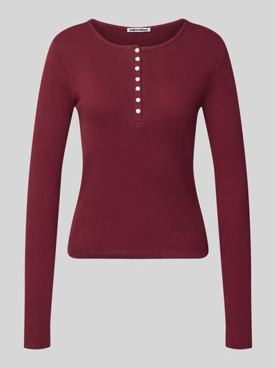 Produktfoto, Slim Fit Langarmshirt aus reiner Baumwolle von REVIEW in Dunkelrot mit Rundhalsausschnitt und Knopfleiste, feine Rippenstruktur