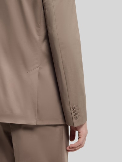 Männermodel trägt Slim Fit Sakko aus katoenmix van HUGO, look: effen, kissing buttons, detailaufnahme rug.