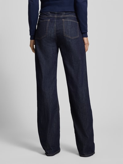 Frauenmodel trägt Jeans mit Eingrifftaschen von More & More, Regular-Fit, dunkle Denimfarbe, Gesäßtaschen, Ganzkörperansicht Rückansicht. Bundweite 39 cm, Innenbeinlänge 84 cm, Größe 36.