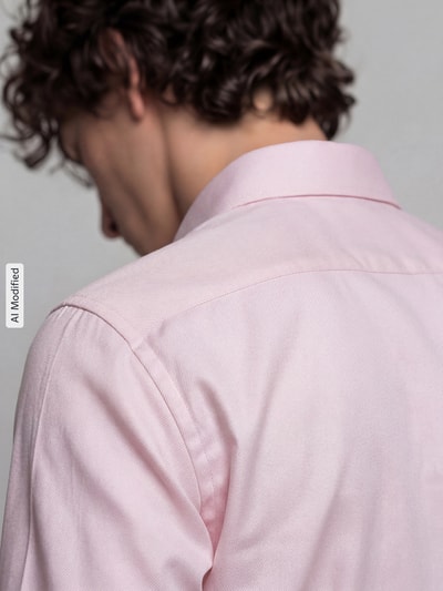 Männermodel trägt Regular Fit Businesshemd aus reiner Baumwolle Modell 'New Kent' von Seidensticker in zartem Rosa, Nahaufnahme Rückansicht. Herren Businesshemd von Seidensticker.