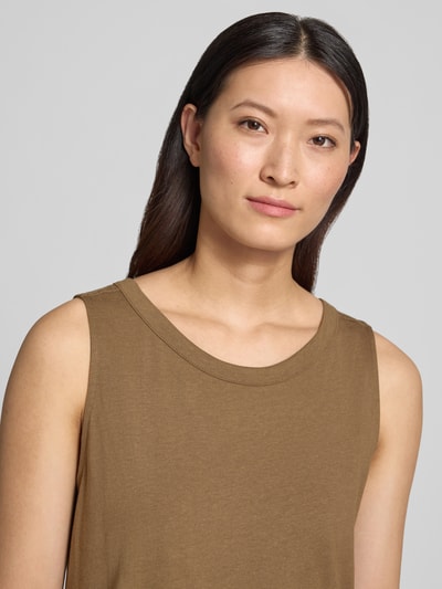 Frauenmodel trägt Regular Fit Trägertop aus Baumwoll-Mix von s.Oliver RED LABEL in Braun, glatte Textur, Nahaufnahme Oberkörper.