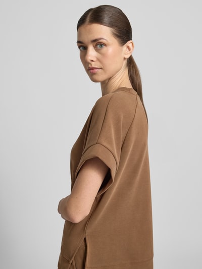 Frauenmodel trägt Sweatshirt aus Modal-Mix mit Rundhalsausschnitt von Rich & Royal in Braun, Relaxed Fit, Kappärmel, Nahaufnahme Oberkörper.