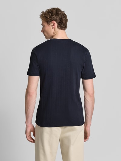 Männermodel trägt T-Shirt in Jaquard-Strick mit Rundhalsausschnitt von Lindbergh in Dunkelblau, strukturierte Baumwolle, Ganzkörperansicht Rückansicht.