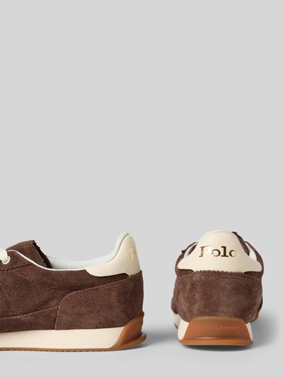 Produktfoto, Low Top Sneaker aus echtem Veloursleder Modell 'HESTER' von Polo Ralph Lauren, braunes unifarbenes Design mit Logo-Print, strukturierte Sohle und Kontrast-Details
