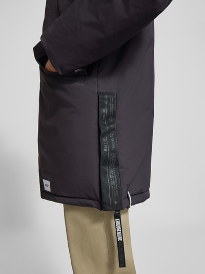 Produktfoto, Jacke mit Pattentaschen Modell 'KADEN' von khujo in Dunkelgrau, sichtbares Label-Detail, glatte Textur, seitliche Detailaufnahme, Herren Jacke Regular Fit, verdeckter Reißverschluss, Kapuze
