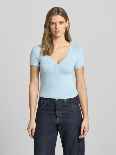 GUESS Jeans Cropped T-Shirt mit V-Ausschnitt und Knopfleiste Hellblau 4