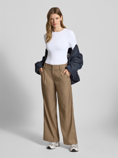 Frauenmodel trägt Slim Fit Langarmshirt mit Rundhalsausschnitt Modell 'LULA' von Pieces, biała, jednolita, krój slim fit, długi rękaw, elastyczna faktura, Ganzkörperansicht von vorne