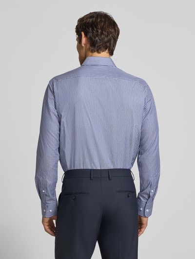 Männermodel trägt Regular Fit Business-Hemd aus Baumwolle von Christian Berg Men, gestreiftes Design in Blau, Ganzkörperansicht Rückansicht. Kontext: Herren Business-Hemd, reine Baumwolle, langärmlig, Haifischkragen, Rückenlänge 82 cm, Schulterbreite 42 cm, Ärmellänge 65 cm.