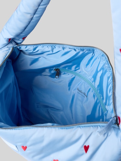 Produktfoto, Crossbody Bag mit Logo-Patch Modell 'Puffy' von STUDIO NOOS, główna przegroda z zamkiem błyskawicznym, pasek, wyhaftowany motywem na całej powierzchni, naszywka z logo, szerokość w rozmiarze 1: 47 cm, długość w rozmiarze 1: 34 cm, głębokość w rozmiarze 1: 10 cm, długość paska na ramię w rozmiarze 1: 72 cm, jasnoniebieski kolor z czerwonym motywem, gładka tekstura