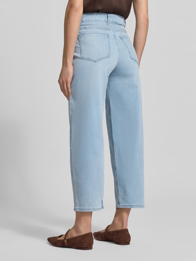 Vrouwenmodel draagt Barrel Fit Jeans im 5-Pocket-Design van Christian Berg Woman in lichtblauw katoenmix, verkorte pasvorm, 5-pocketmodel, knoop- en ritssluiting. Ganzkörperansicht Rückansicht.