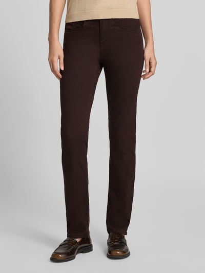 Vrouwenmodel draagt donkerbruine straight fit jeans uit lyocell-mix van Brax, glad oppervlak, Straight Fit Jeans uit Lyocell-Mix model 'MARY' van Brax, dames straight fit jeans, close-up vooraanzicht.