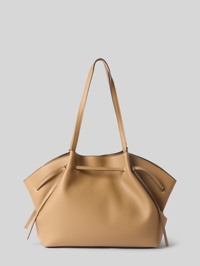 Produktfoto, hellbraune Handtasche mit Schulterriemen Modell 'Romina' von MANGO, Hauptfach mit Magnetverschluss, Innenfach, Maße: Breite 61 cm, Länge 28 cm, Tiefe 15 cm, Länge Schulterriemen 58 cm, glatte Textur, schlichte Form