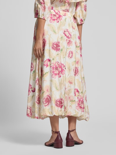 Frauenmodel trägt Midirock aus Viskose-Mix Modell 'Maise' von FREE/QUENT im floralen Allover-Look, A-Linie, Rückansicht, Nahaufnahme Unterkörper.