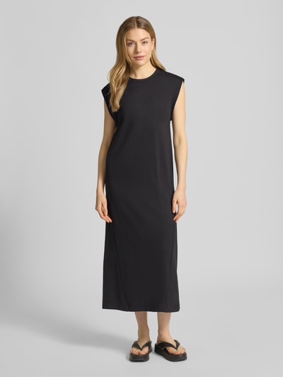 Frauenmodel trägt Relaxed Fit Midikleid aus Viskose-Mix Modell 'Seano' von B.Young in Schwarz mit Rundhalsausschnitt, Ganzkörperansicht von vorne.