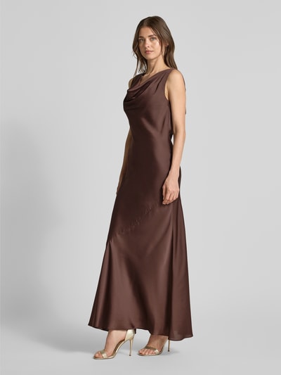 Modelka kobieca ma na sobie Maxikleid mit Wasserfall-Ausschnitt od Swing, satynowa tkanina, prosty krój, asymetryczny wygląd, długość tyłu w rozmiarze 36: 145 cm, szerokość w rozmiarze 36: 45 cm, długość rękawa w rozmiarze 36: 5 cm, brązowy kolor, widok całej sylwetki z przodu