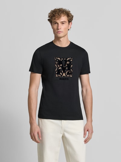 Mannelijk model draagt Regular Fit T-Shirt uit puur katoen van Antony Morato met labelprint, ronde hals, ruglengte maat M 70 cm, Ganzkörperansicht von vorne.